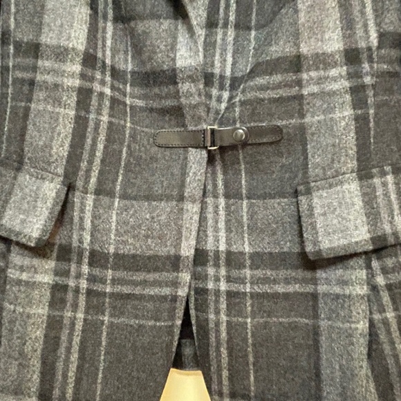 AKRIS Punto  Lovely, charcoal, plaid blazer. 100% wool.   Medium. - Picture 7 of 11